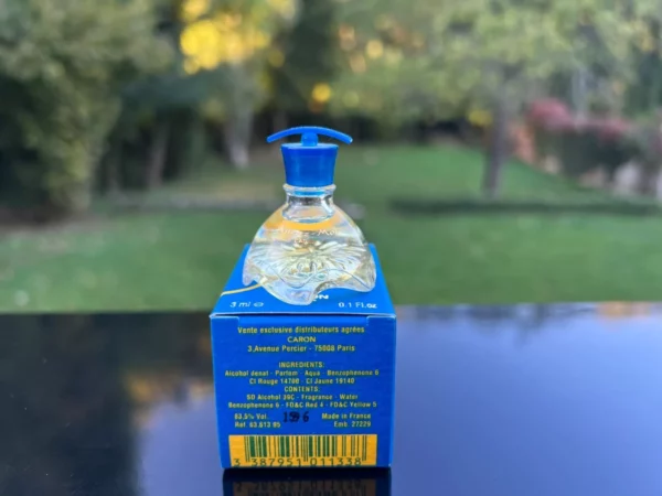 "AIMEZ-MOI" de CARON