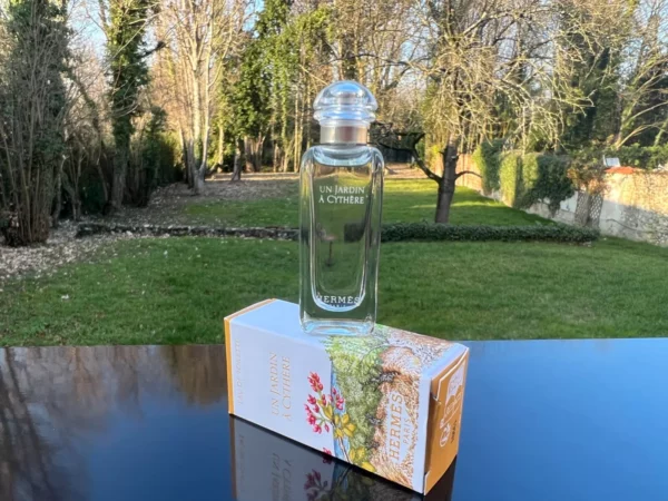 Flacon-Photo (764) "UN JARDIN A CYTHERE" de HERMES