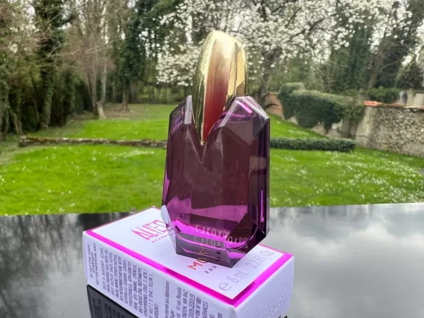 "ALIEN HYPERSENSE" de MUGLER